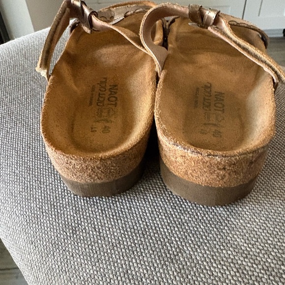 NEW NAOT ASPEN sandals bronze and rhinestone. Size 40, ladies 9
NWOB - Picture 4 of 9